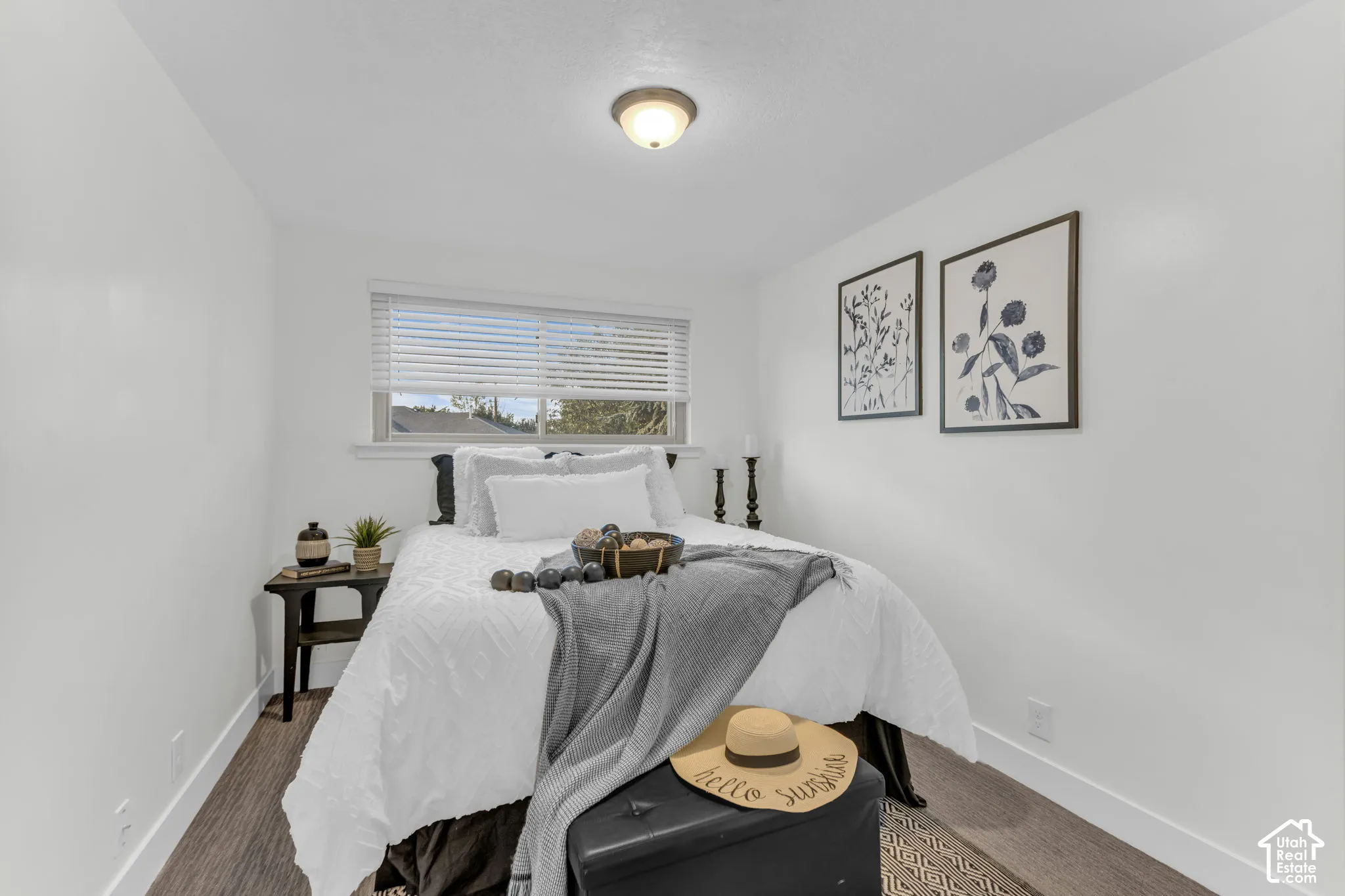 Recessed window with horizontal blinds