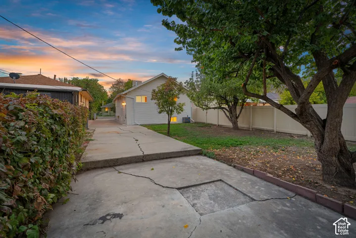 Expansive concrete driveway