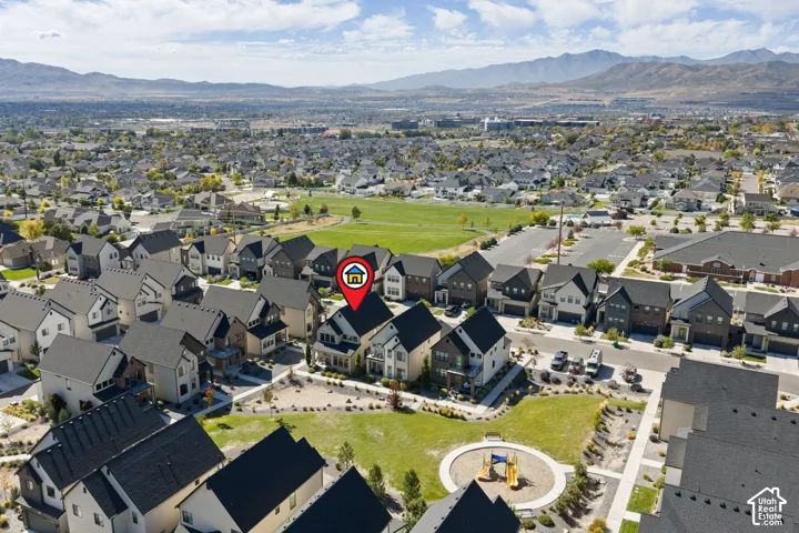 Expansive neighborhood with mountain backdrop