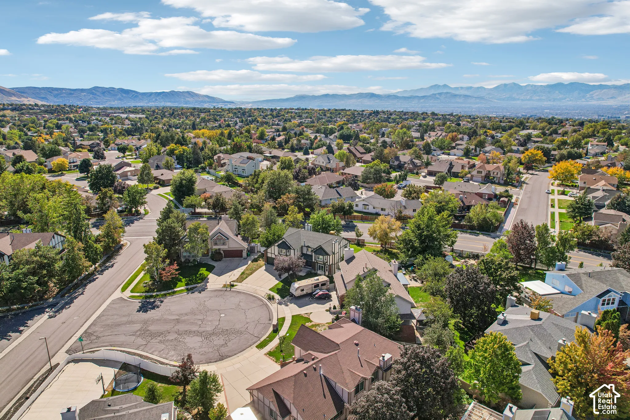 Established neighborhood featuring mature landscaping, cul-de-sac street, and distant mountain ranges