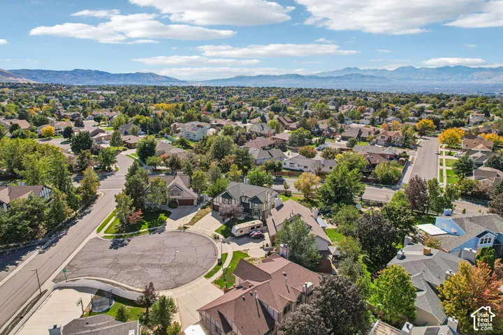 Established neighborhood featuring mature landscaping, cul-de-sac street, and distant mountain ranges