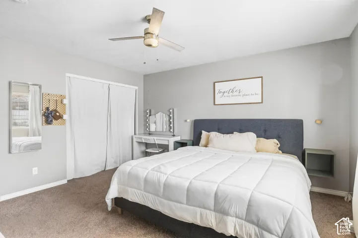 Ceiling fan with integrated lighting