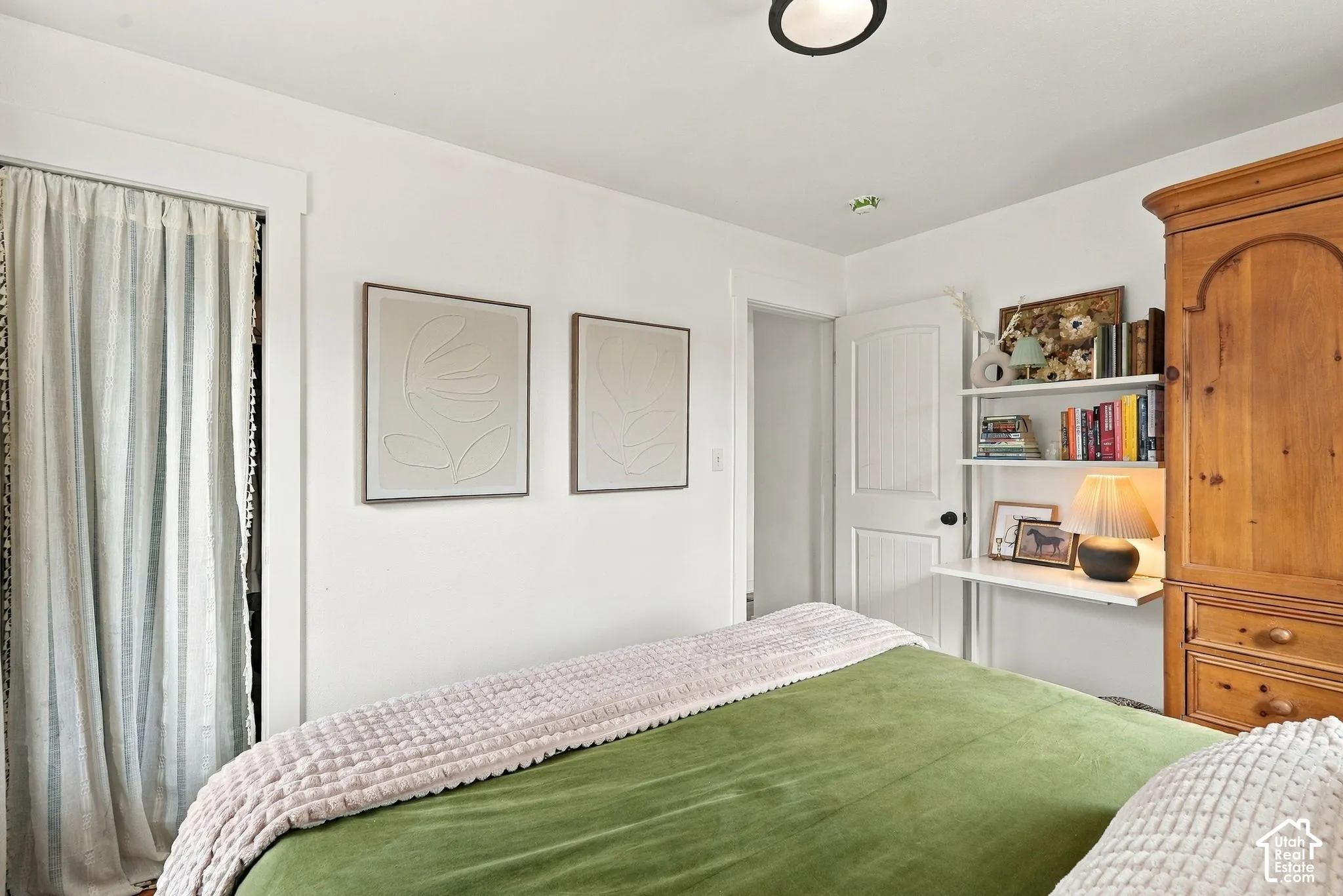 Integrated shelving unit, ceiling-mounted light fixture, and a built-in wardrobe