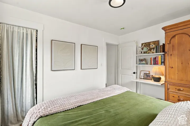 Integrated shelving unit, ceiling-mounted light fixture, and a built-in wardrobe