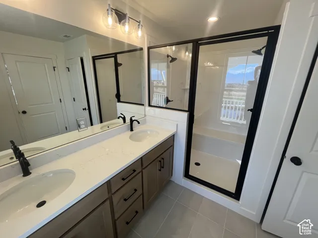 Dual vanity with undermount sinks and matte black fixtures