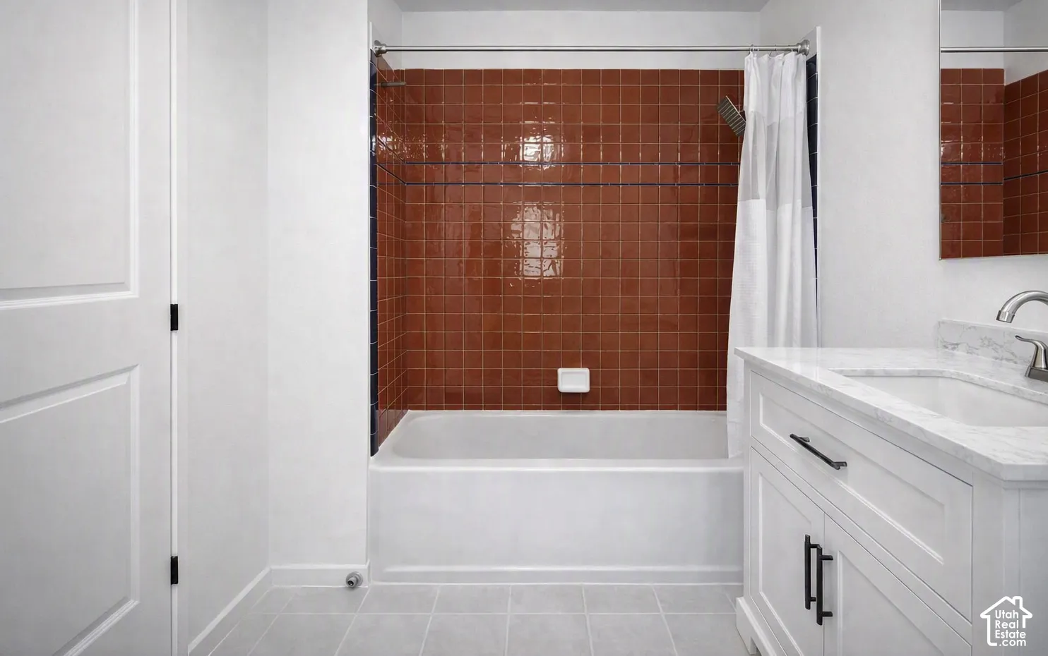 Full bathroom with combination shower/tub for the ultimate convenience in this ensuite bathroom.