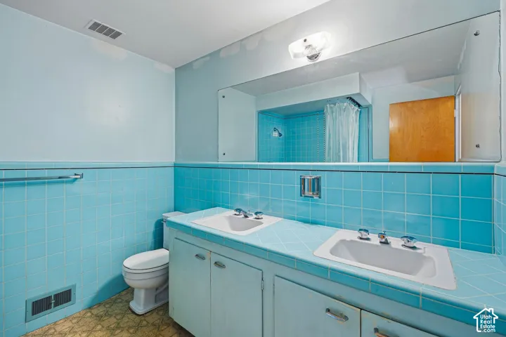 Main level shared bathroom