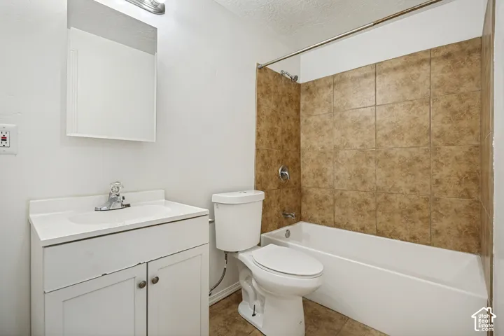 Built-in tub with textured wall tile surround