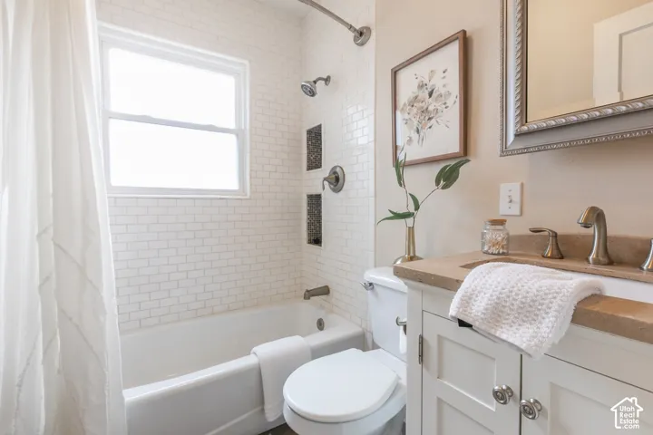 White subway tile shower surround with integrated recessed shelving