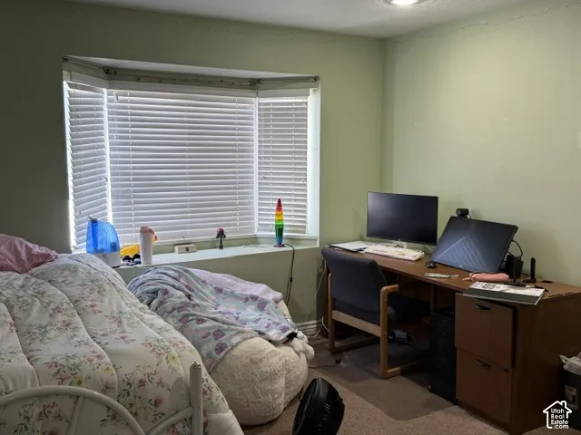 Bay window with integrated sill, neutral wall color, and recessed ceiling lighting