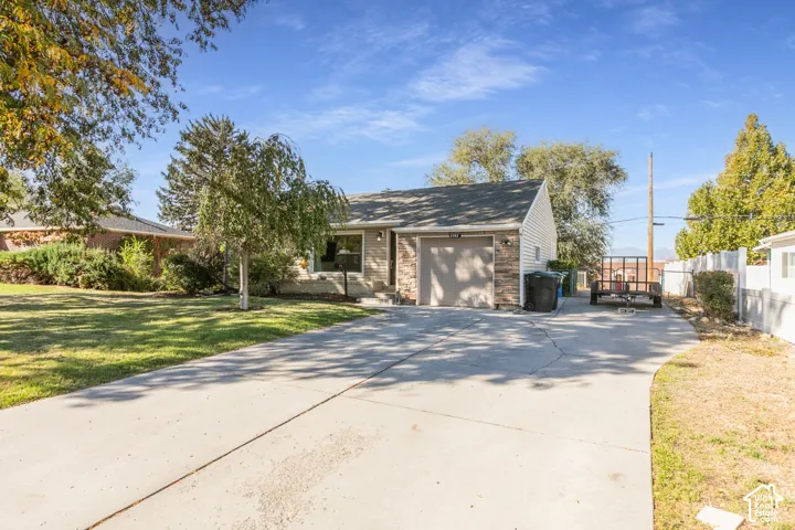Large driveway for extra parking and RV storage