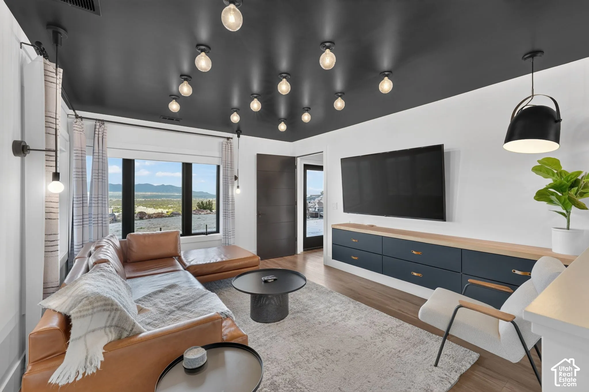 Recessed lighting with a dark ceiling accent