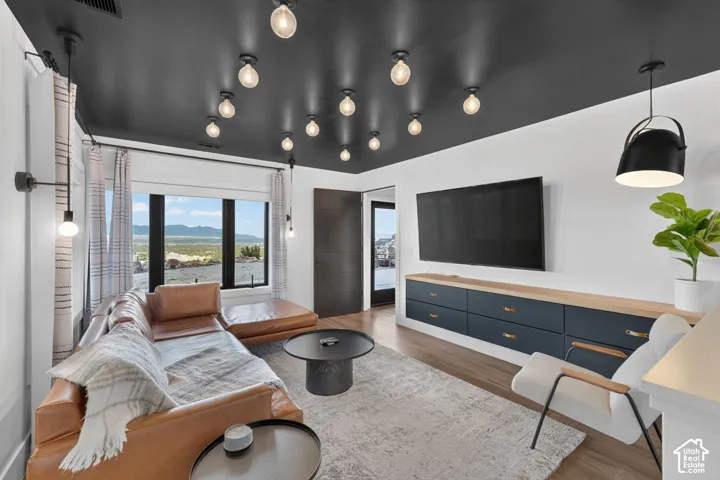 Recessed lighting with a dark ceiling accent