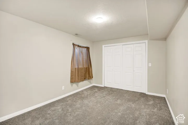 Neutral wall finish, ceiling-mounted light fixture, and window