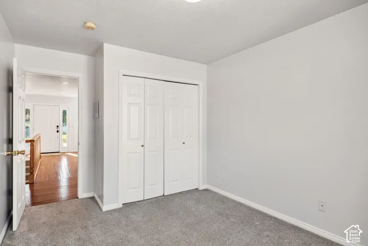 Wall-to-wall carpeting and neutral wall finishes