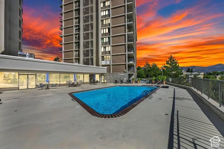 Outdoor swimming pool with integrated stairs and a perimeter of brick coping