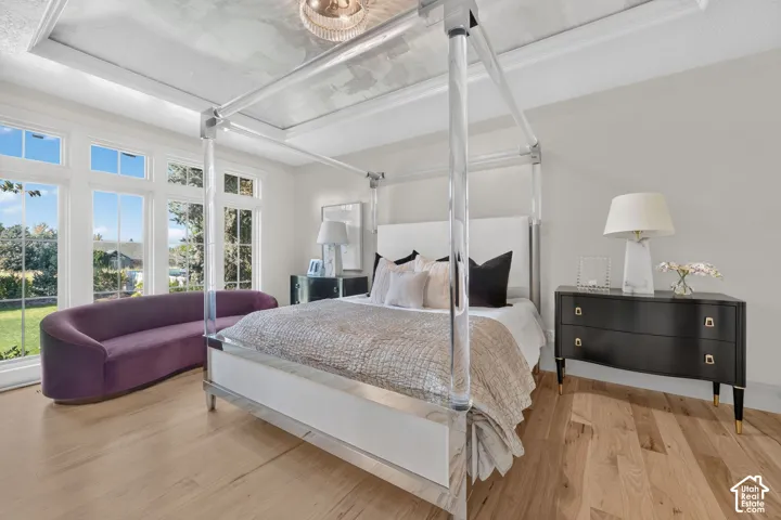 Recessed tray ceiling with central lighting fixture