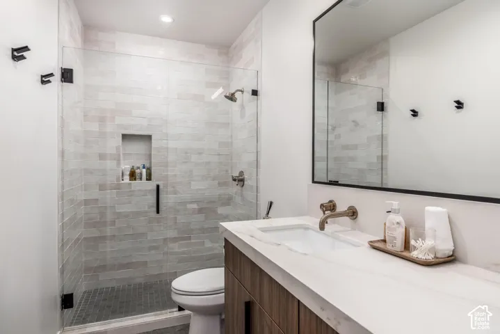 Glass-enclosed shower with tiled walls and a built-in niche