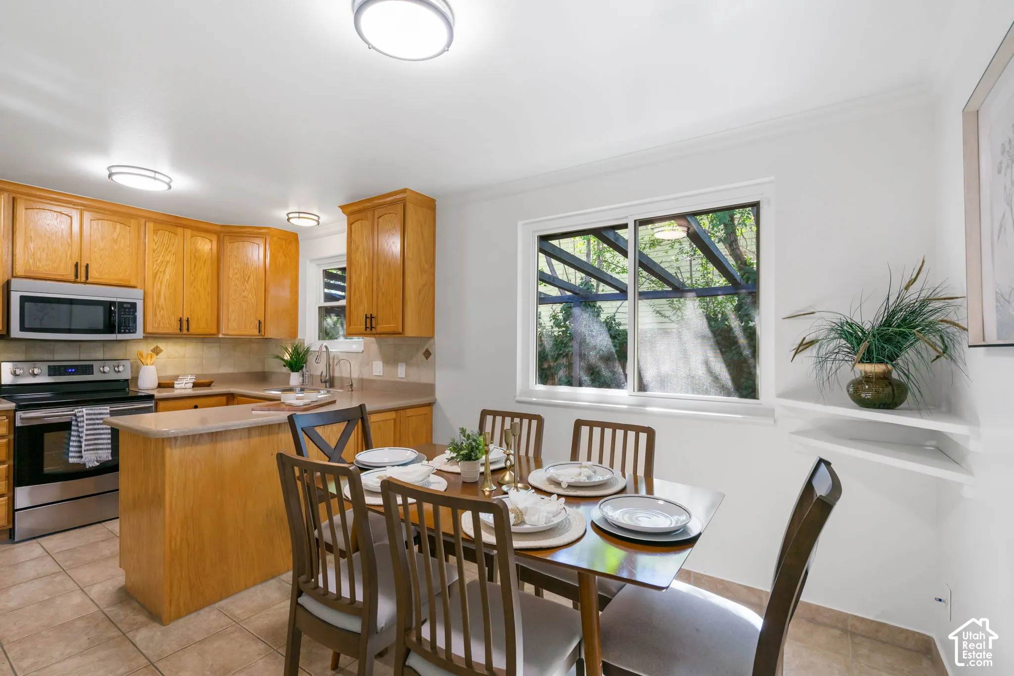 Eat-in kitchen/ dining