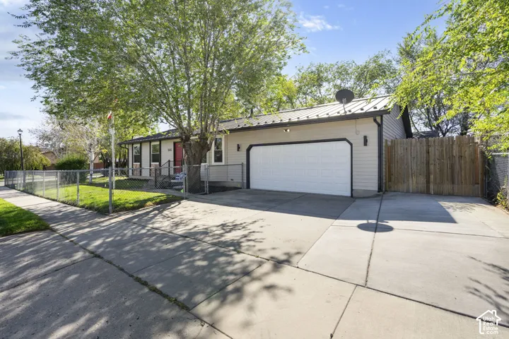 extra parking with gate to backyard
