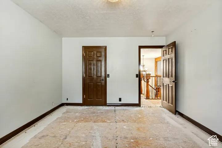 Neutral wall finishes