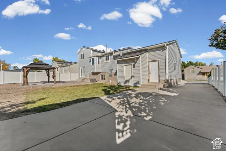 Expansive concrete driveway