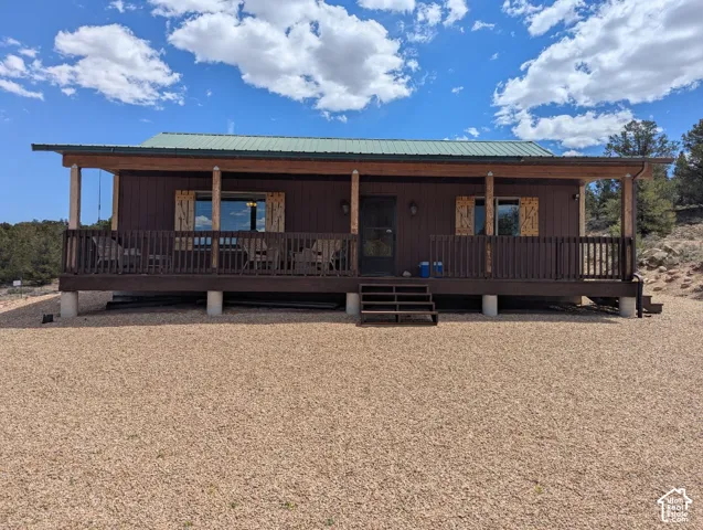 Beautiful Cabin on 5 Acres! 8x40 covered deck!