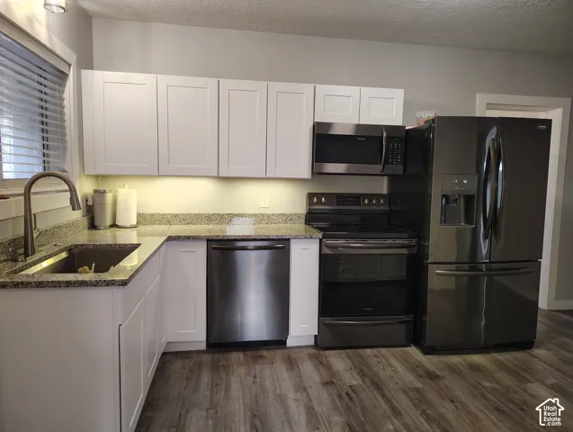 Large single basin sink and granite countertops