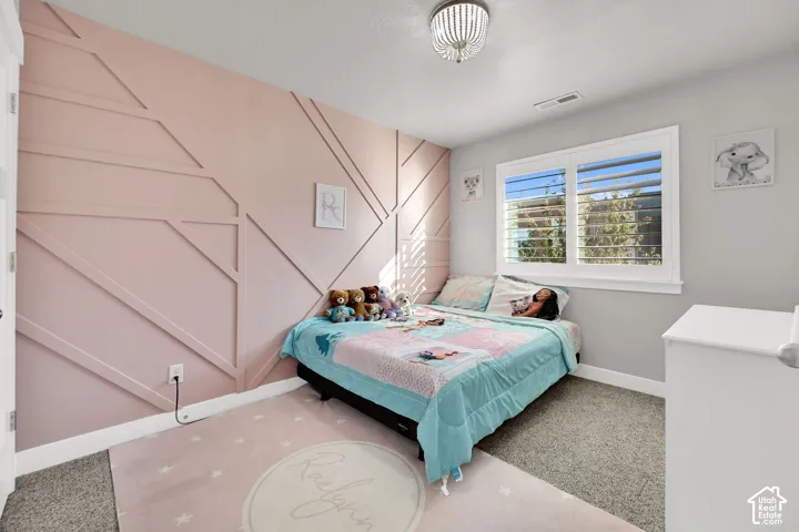 Decorative accent wall with geometric molding