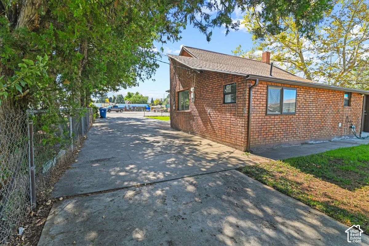 Large driveway for guest parking or an RV-trailer.