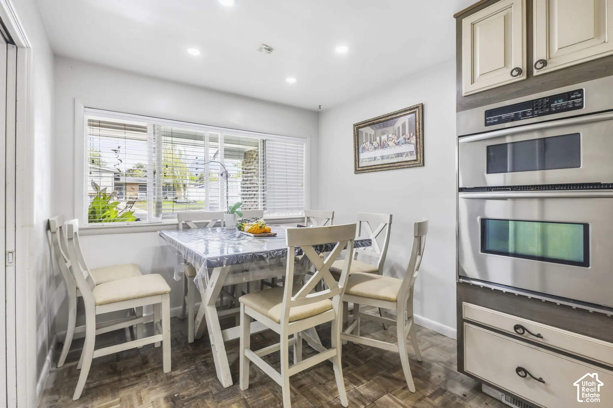 Additional dinning area in the kitchen open space