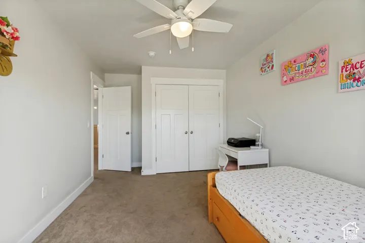 White ceiling fan with integrated lighting
