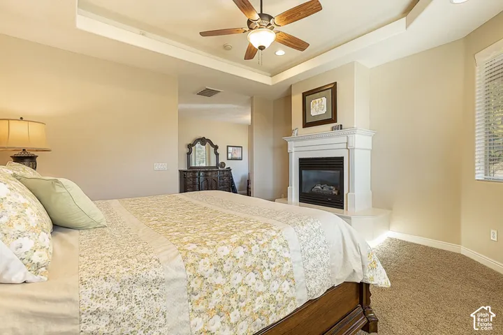 Tray ceiling with recessed lighting and ceiling fan