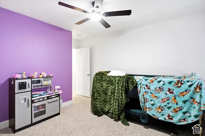 Ceiling fan with integrated lighting