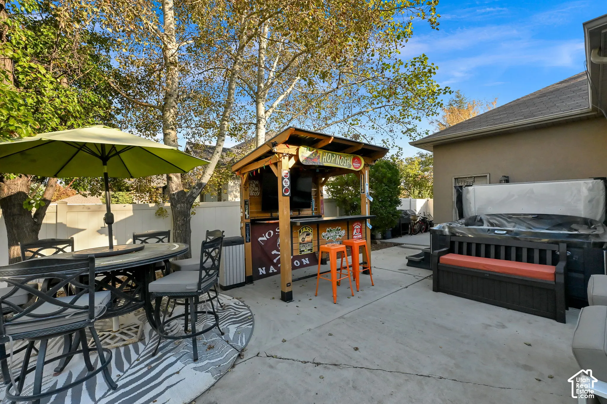 Wet bar, hot tub, out door seating