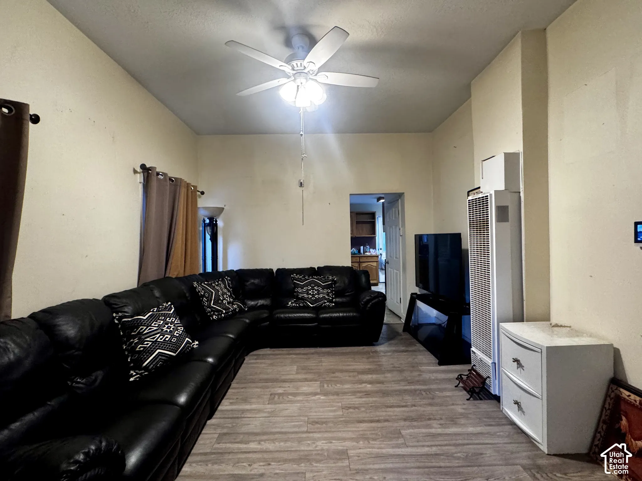 Living area featuring with Vinyl Flooring, ceiling fan, and recessed lighting