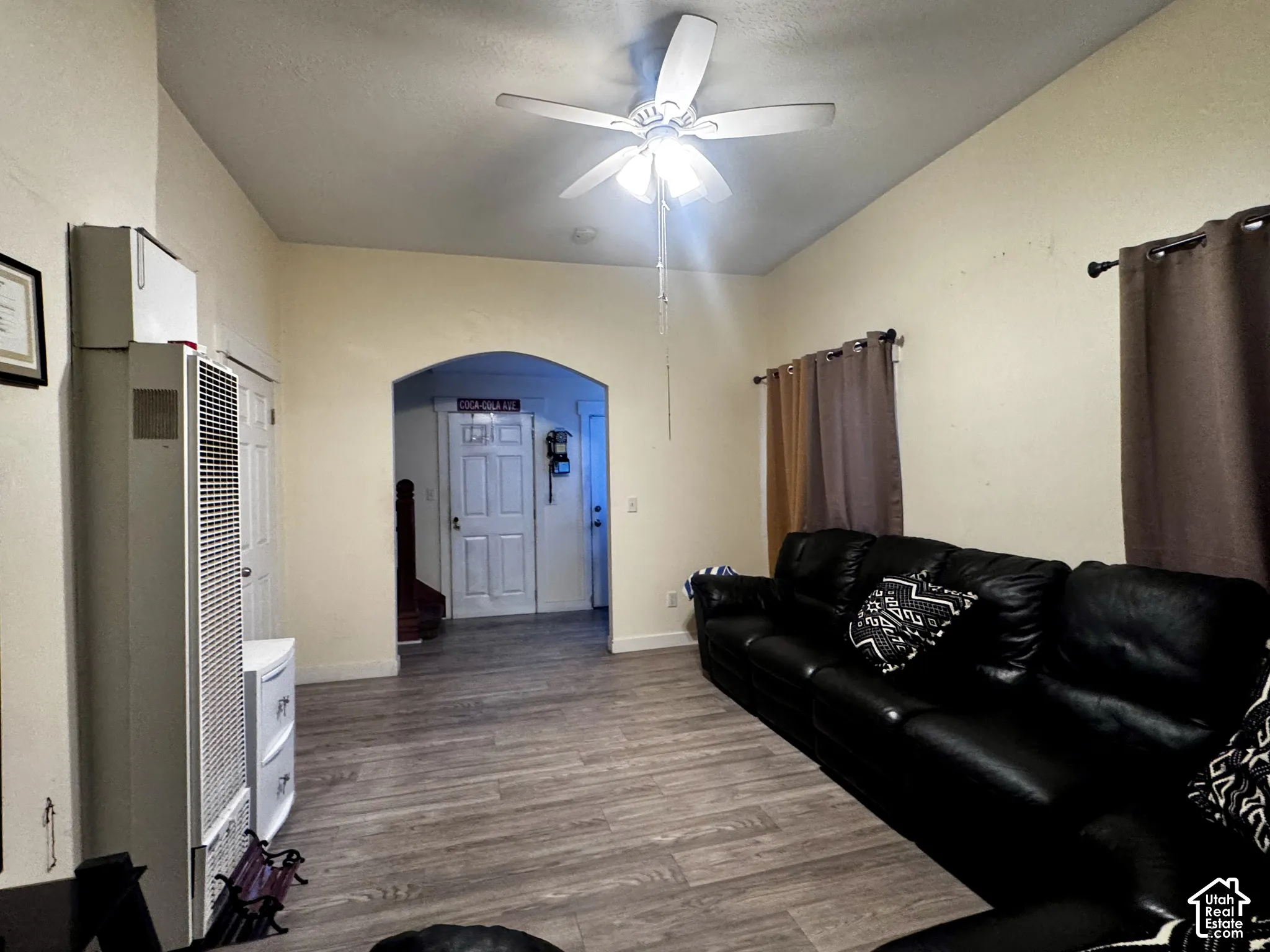 Living area featuring with Vinyl Flooring, ceiling fan, and recessed lighting