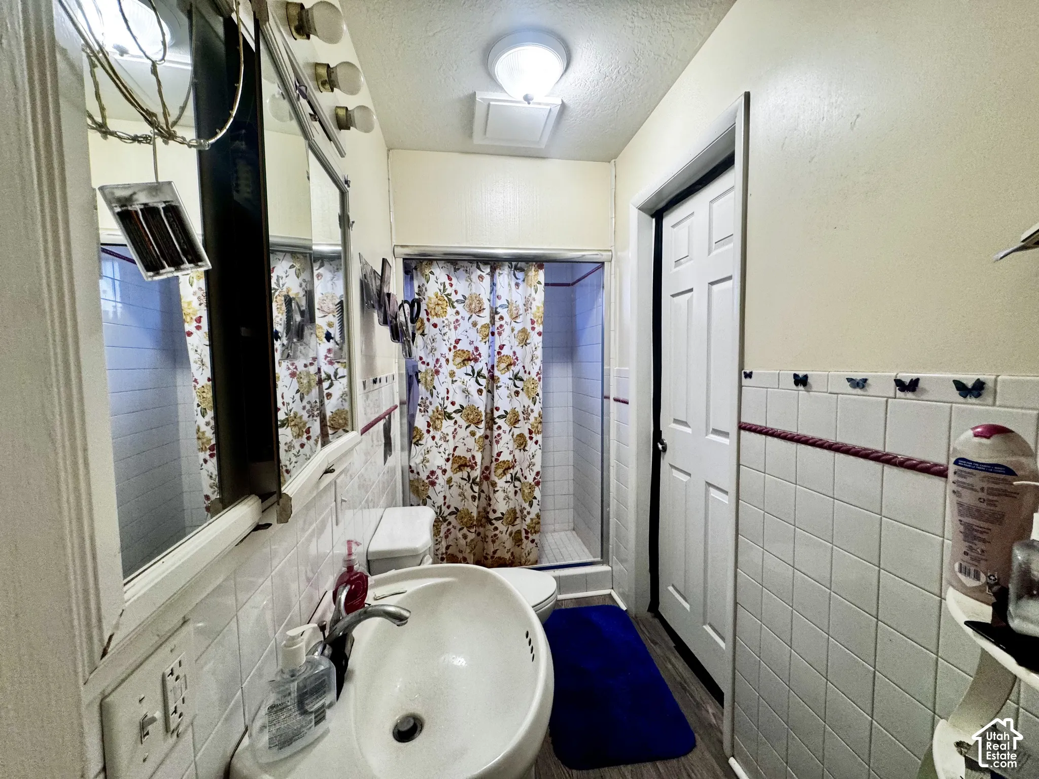 Bathroom featuring a tiled showe.