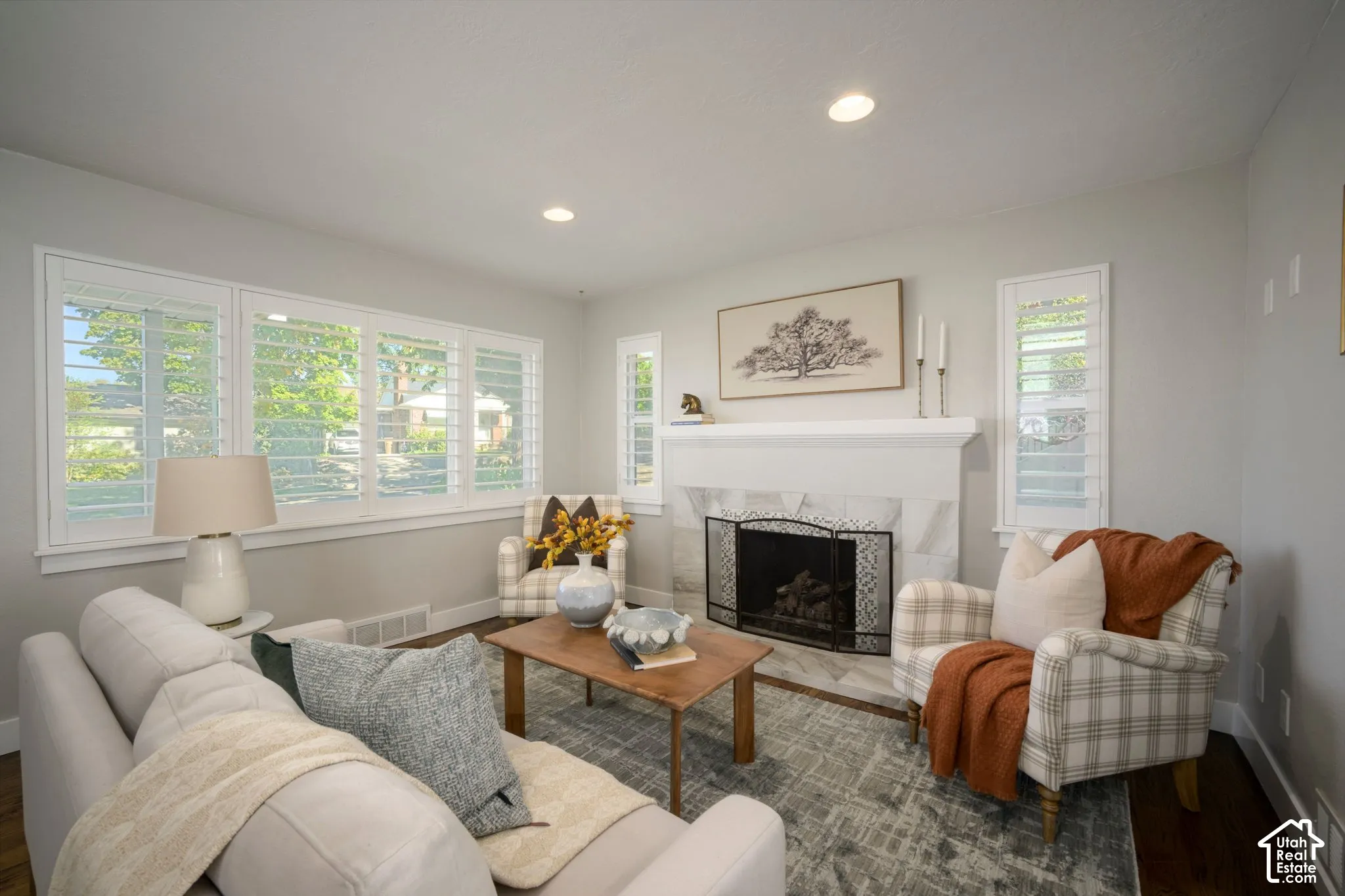 Living Room with fireplace