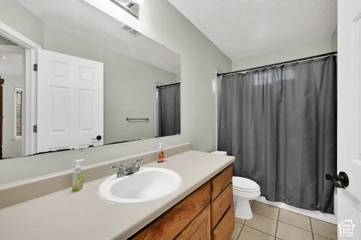 Bathroom servicing Bedroom #2 and #3.