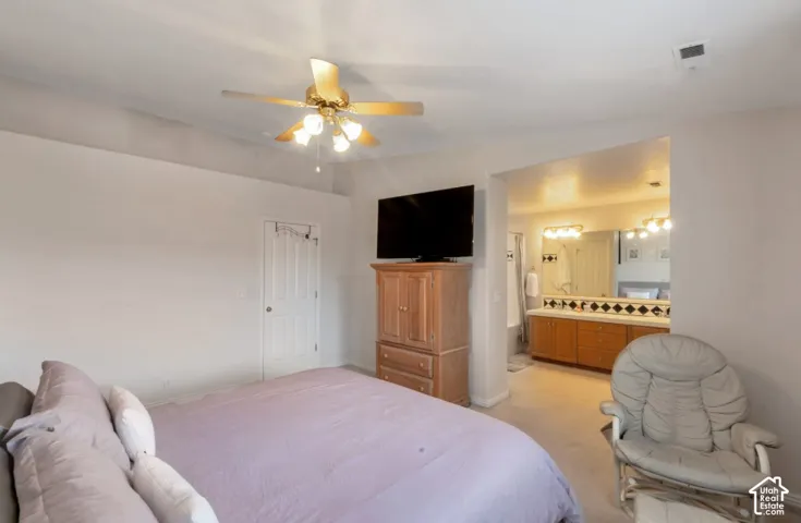 Ceiling fan with integrated lighting