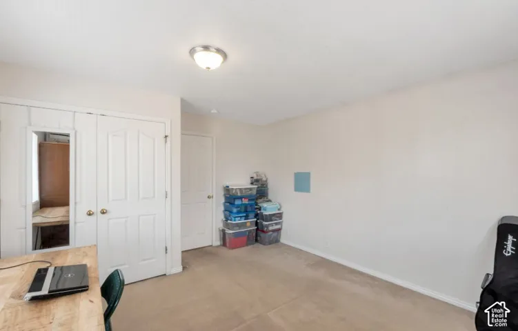 Neutral wall paint with carpeted flooring