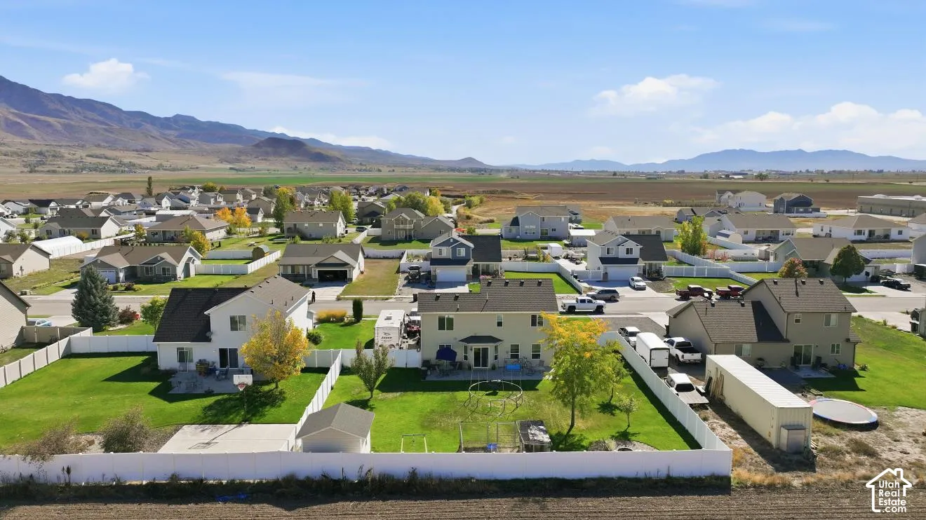 Expansive neighborhood setting with mountain scenery