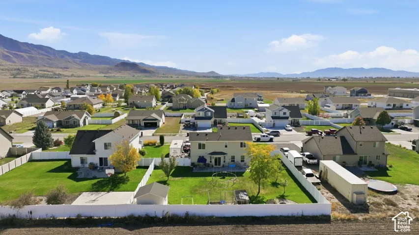 Expansive neighborhood setting with mountain scenery