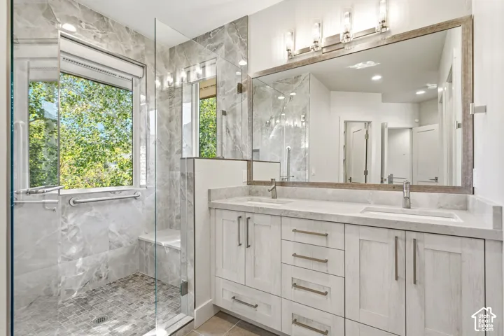 Dual vanity with integrated sinks and contemporary hardware