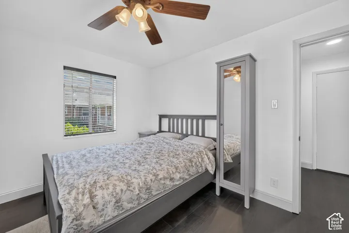 Recessed window with blinds