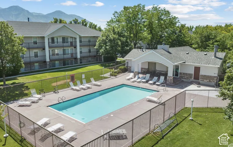 Sparkling pool & clubhouse!
