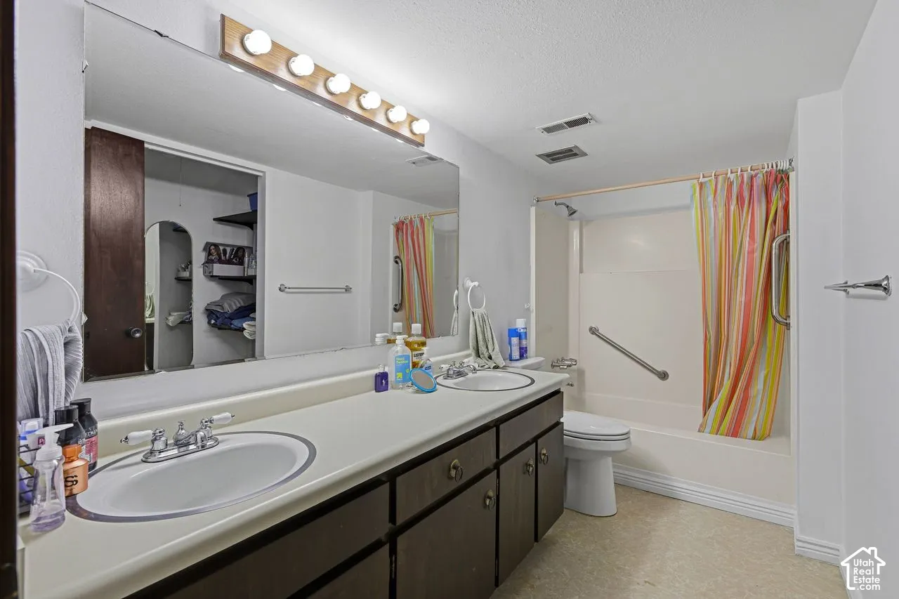 Double vanity with two integrated sinks