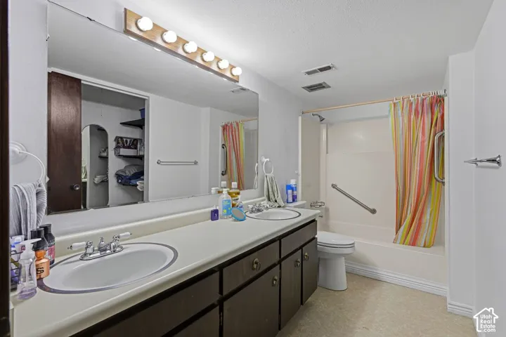 Double vanity with two integrated sinks