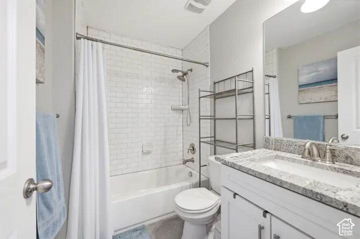 White subway tile shower surround with integrated tub
